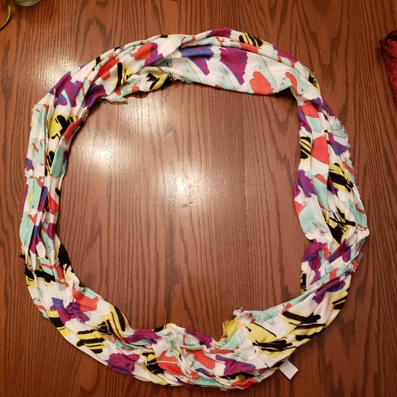 Multicolor infinity scarf - Picture 2 of 3